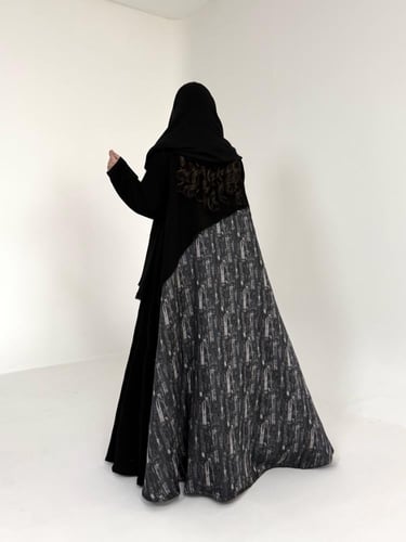 عباية كريب اسود مع تفتة جاكار