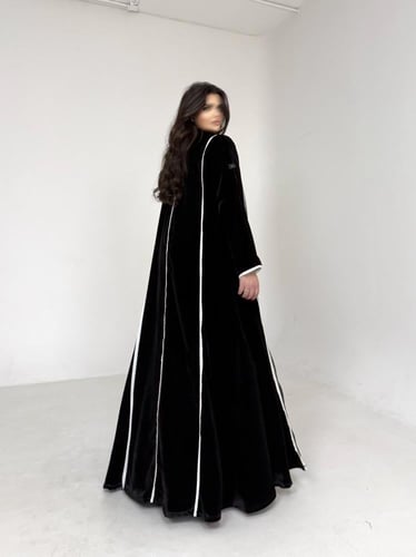 عباية مخمل اسود مع تحديد اوف وايت