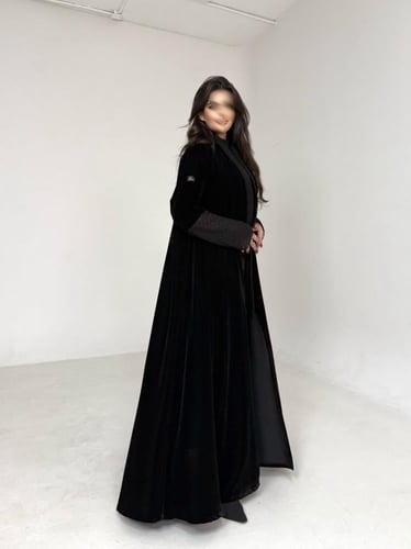 عباية مخمل مع اكمام سنارة اسود