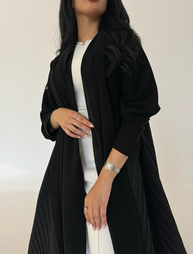 عباية كريب اسود مع كريب مكسر قصة كلوش