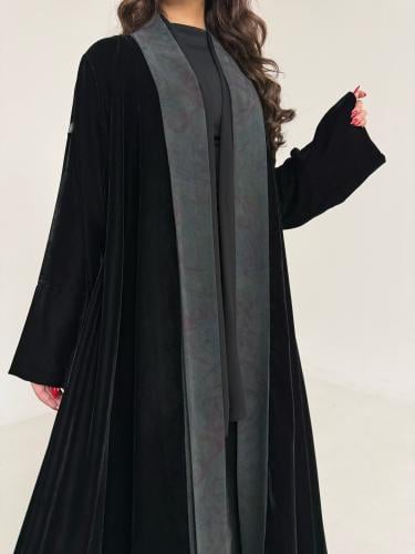 عباية مخمل اسود مع ياقة جاكار