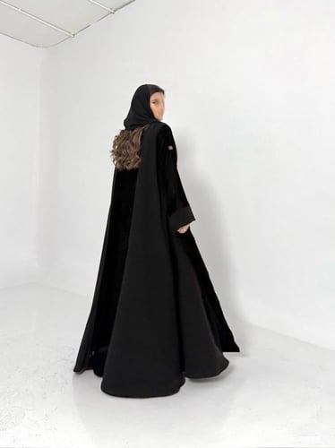 عباية كريب اسود مع مخمل قصة كلوش
