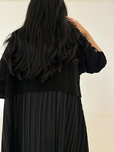 عباية كريب اسود مع كريب مكسر من الخلف قصة كلوش