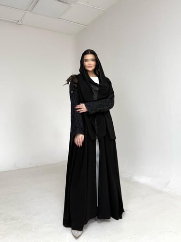 عباية كريب اسود مع دانتيل