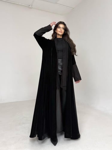عباية مخمل مع اكمام سنارة اسود