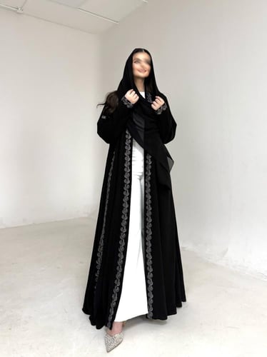 عباية كريب اسود مطرز رمادي