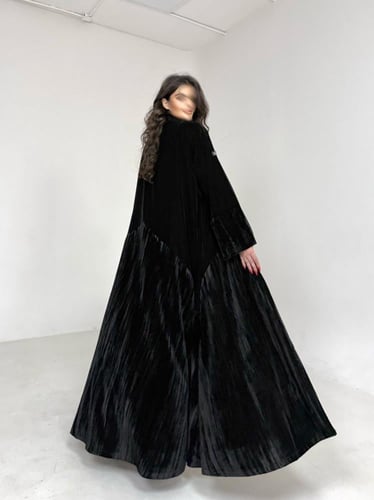 عباية مخمل سادة مع مخمل مكسر