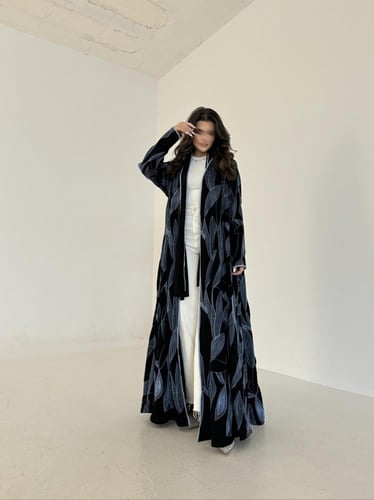 عباية كريب مطرز سماوي قصة كلوش