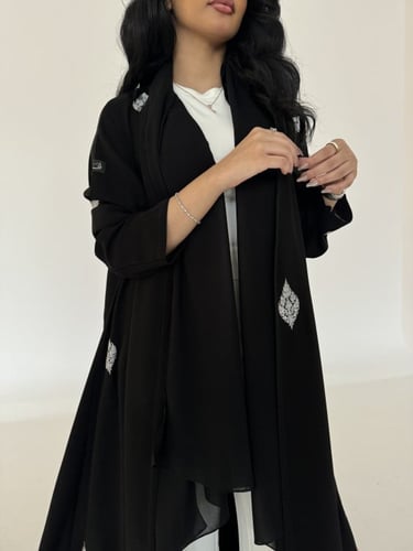 عباية كريب اسود مطرز زري قصة كلوش