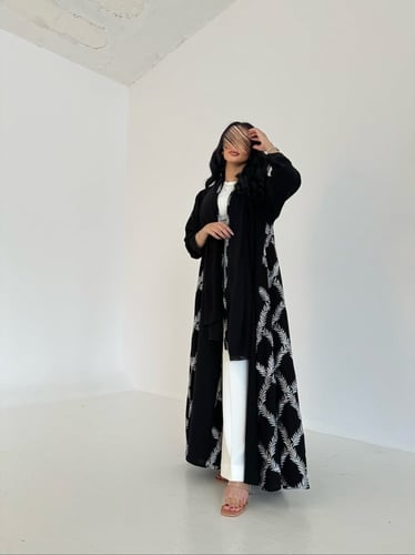 عباية كريب اسود تطريز اوف وايت قصة كلوش