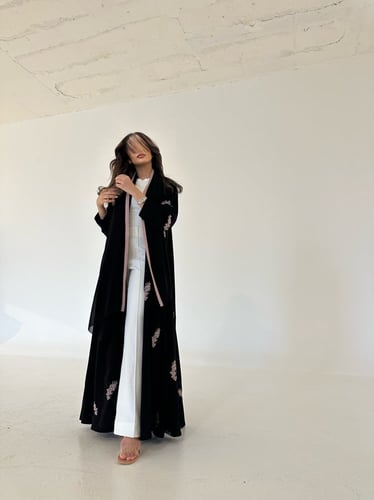 عباية كريب أسود فاحم مع تطريز وردي