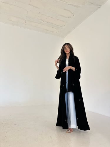 عباية كريب اسود تطريز رمادي قصة كلوش