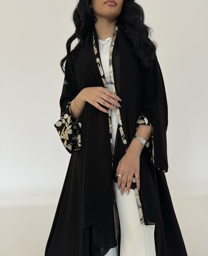 عباية كريب اسود مع دانتيل مطرز قصة كلوش