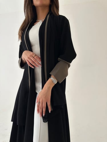 عباية كريب اسود مع اكمام زيتي فاتح