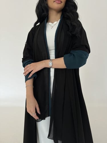 عباية كريب اسود مع اكمام تركواز قصة كلوش