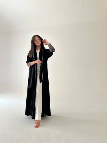 عباية كريب اسود مع اكمام زيتي فاتح