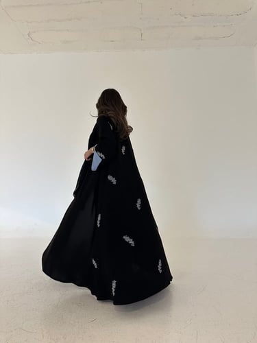 عباية كريب اسود مع تطريز سماوي قصة كلوش