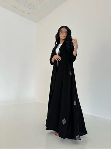 عباية كريب اسود تطريز رمادي قصة كلوش