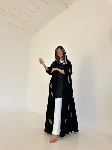 عباية كريب أسود فاحم مع تطريز وردي