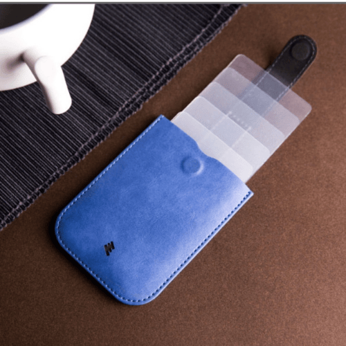 محفظة بطاقات داكس DAX الجلدية بشريط سحب البطاقات