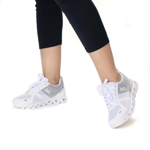 حذاء رياضي بلون ابيض