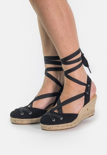 صندل بيناز مرتفع أسود مع حبال