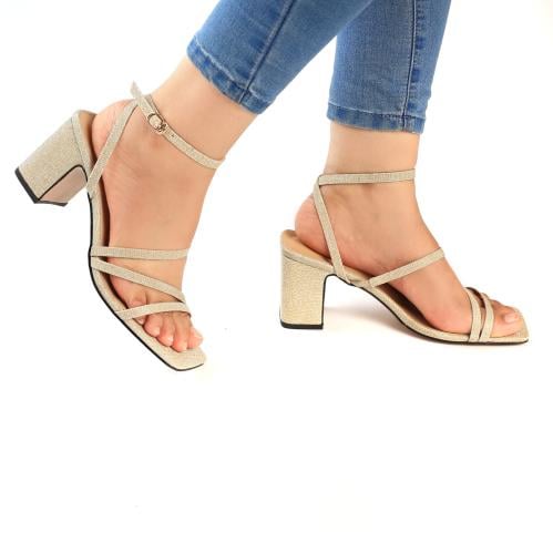 صندل ذهبي لامع بكعب عريض