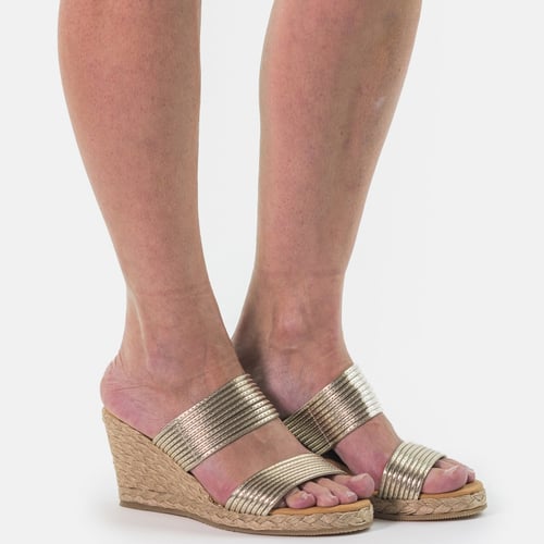 صندل بيناز ذهبي مرتفع بسيور