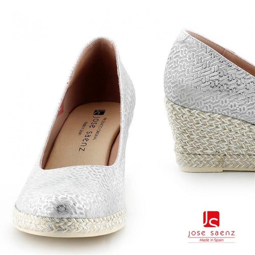 حذاء مرتفع بنقوش فضي