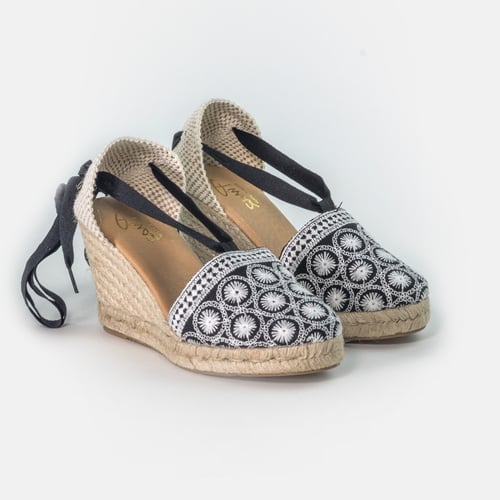 صندل بيناز أسود مرتفع بنقوش بيضاء