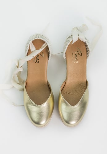 صندل بيناز ذهبي مرتفع بأربطة