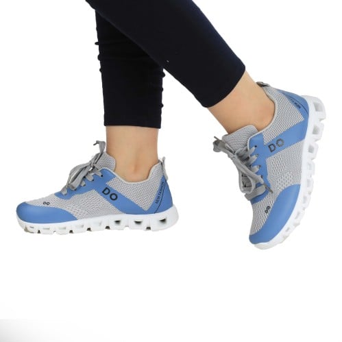 حذاء رياضي بلون رمادي وازرق