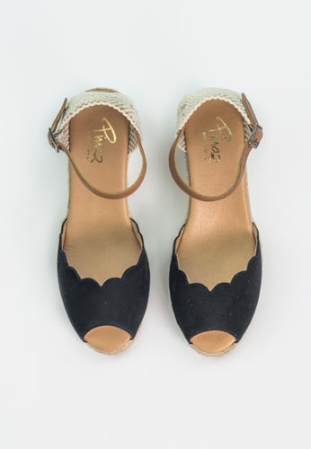 صندل بيناز أسود مرتفع بأربطة أنيق