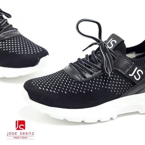 حذاء رياضي بتصميم مميز أسود