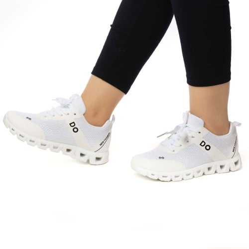 حذاء رياضي بلون ابيض