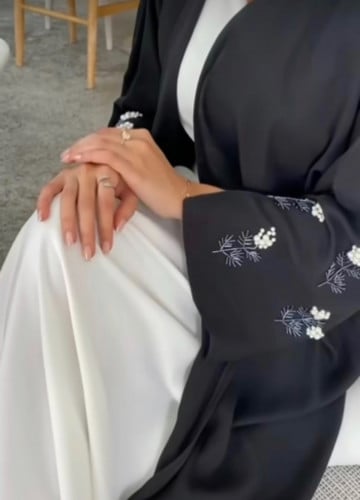 عبايه قماش كريب سودا + شك لولو ابيض