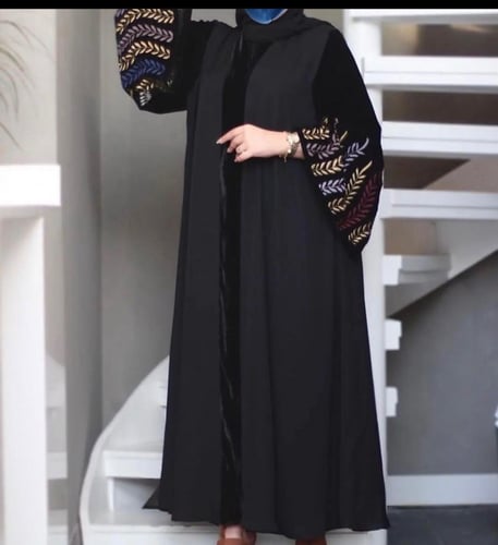 عبايه سودا + تطريزات ع الكم بالوان متعدده