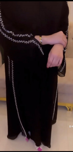 عبايه انيقه قماش كوري+شك يدوي فضي