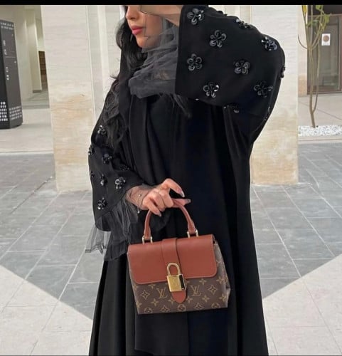 عبايه سوداء مع شك خرز وردات ع الاكمام