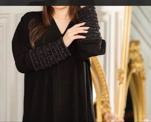 عبايه سودا شك يدوي اسود ع الاكمام