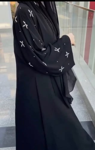 عبايه سودا ،شك يدوي ع الاكمام