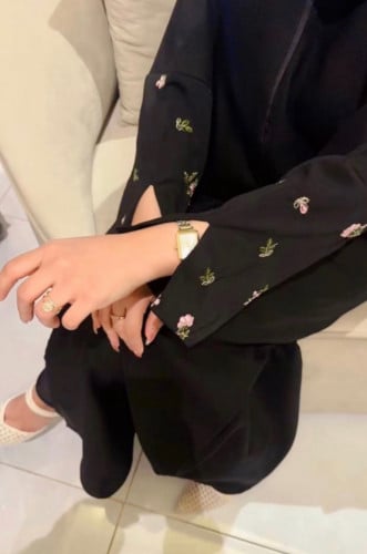 عبايه اسود بتطريز وردات ع الاكمام