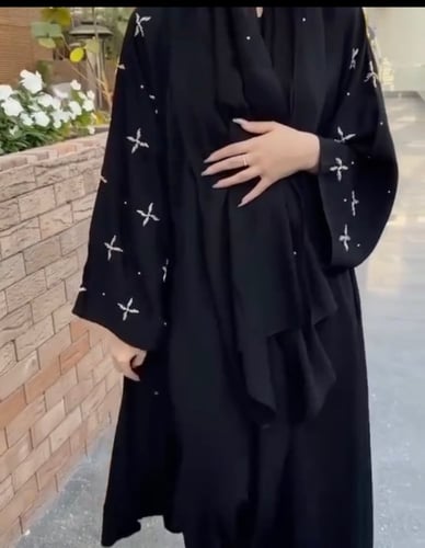 عبايه سودا ،شك يدوي ع الاكمام