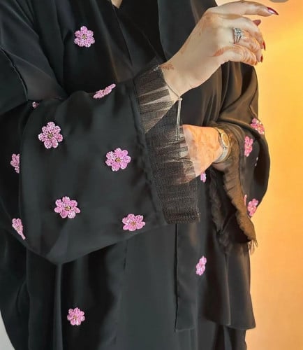عبايه كريب اسود مع تطريز وردات وردي