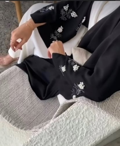 عبايه قماش كريب سودا + شك لولو ابيض