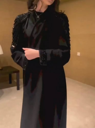 عبايه اسود + شك يدوي ع الاكتاف مع سلال خرز شك يدوي...