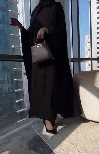 عبايه عمليه بشت قماش كريب كوري