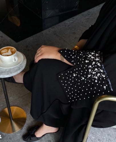 عبايه اسود بشك ع الاكمام لولو اسىد وابيض