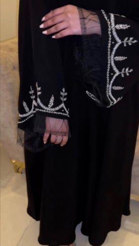 عبايه سوداء ، شك وتل ع الاكمام