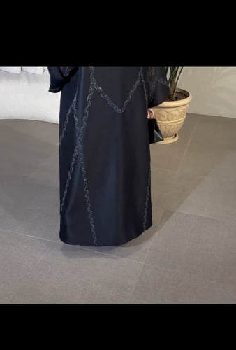 عبايه إيميليا شك يدوي خرز اسود